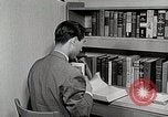 Image étudiant japonais répond à un professeur d'université Bloomington Indiana USA, 1951, de la seconde 17 séquences d'archives historiques vidéo 65675025243