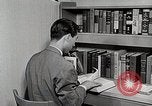 Image étudiant japonais répond à un professeur d'université Bloomington Indiana USA, 1951, de la seconde 18 séquences d'archives historiques vidéo 65675025243