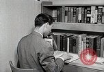 Image étudiant japonais répond à un professeur d'université Bloomington Indiana USA, 1951, de la seconde 19 séquences d'archives historiques vidéo 65675025243