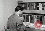 Image étudiant japonais répond à un professeur d'université Bloomington Indiana USA, 1951, de la seconde 20 séquences d'archives historiques vidéo 65675025243