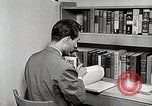 Image étudiant japonais répond à un professeur d'université Bloomington Indiana USA, 1951, de la seconde 21 séquences d'archives historiques vidéo 65675025243