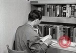 Image étudiant japonais répond à un professeur d'université Bloomington Indiana USA, 1951, de la seconde 22 séquences d'archives historiques vidéo 65675025243