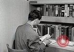 Image étudiant japonais répond à un professeur d'université Bloomington Indiana USA, 1951, de la seconde 23 séquences d'archives historiques vidéo 65675025243