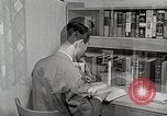 Image étudiant japonais répond à un professeur d'université Bloomington Indiana USA, 1951, de la seconde 24 séquences d'archives historiques vidéo 65675025243