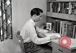 Image étudiant japonais répond à un professeur d'université Bloomington Indiana USA, 1951, de la seconde 26 séquences d'archives historiques vidéo 65675025243