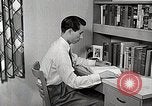 Image étudiant japonais répond à un professeur d'université Bloomington Indiana USA, 1951, de la seconde 27 séquences d'archives historiques vidéo 65675025243