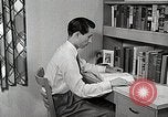 Image étudiant japonais répond à un professeur d'université Bloomington Indiana USA, 1951, de la seconde 28 séquences d'archives historiques vidéo 65675025243