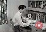 Image étudiant japonais répond à un professeur d'université Bloomington Indiana USA, 1951, de la seconde 29 séquences d'archives historiques vidéo 65675025243