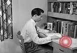 Image étudiant japonais répond à un professeur d'université Bloomington Indiana USA, 1951, de la seconde 30 séquences d'archives historiques vidéo 65675025243