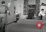 Image étudiant japonais répond à un professeur d'université Bloomington Indiana USA, 1951, de la seconde 32 séquences d'archives historiques vidéo 65675025243