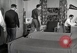 Image étudiant japonais répond à un professeur d'université Bloomington Indiana USA, 1951, de la seconde 34 séquences d'archives historiques vidéo 65675025243