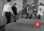 Image étudiant japonais répond à un professeur d'université Bloomington Indiana USA, 1951, de la seconde 35 séquences d'archives historiques vidéo 65675025243