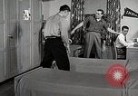 Image étudiant japonais répond à un professeur d'université Bloomington Indiana USA, 1951, de la seconde 36 séquences d'archives historiques vidéo 65675025243