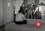 Image étudiant japonais répond à un professeur d'université Bloomington Indiana USA, 1951, de la seconde 39 séquences d'archives historiques vidéo 65675025243