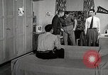 Image étudiant japonais répond à un professeur d'université Bloomington Indiana USA, 1951, de la seconde 40 séquences d'archives historiques vidéo 65675025243