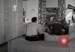 Image étudiant japonais répond à un professeur d'université Bloomington Indiana USA, 1951, de la seconde 42 séquences d'archives historiques vidéo 65675025243