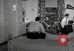 Image étudiant japonais répond à un professeur d'université Bloomington Indiana USA, 1951, de la seconde 43 séquences d'archives historiques vidéo 65675025243