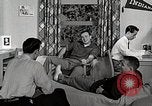 Image étudiant japonais répond à un professeur d'université Bloomington Indiana USA, 1951, de la seconde 51 séquences d'archives historiques vidéo 65675025243