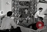 Image étudiant japonais répond à un professeur d'université Bloomington Indiana USA, 1951, de la seconde 52 séquences d'archives historiques vidéo 65675025243