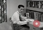 Image étudiant japonais répond à un professeur d'université Bloomington Indiana USA, 1951, de la seconde 59 séquences d'archives historiques vidéo 65675025243