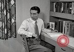 Image étudiant japonais répond à un professeur d'université Bloomington Indiana USA, 1951, de la seconde 60 séquences d'archives historiques vidéo 65675025243