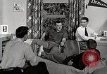Image étudiant japonais répond à un professeur d'université Bloomington Indiana USA, 1951, de la seconde 62 séquences d'archives historiques vidéo 65675025243