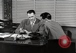 Standbild japanische Studentin joins außerschulische Aktivitäten Bloomington Indiana USA, 1951, aus Sekunde 4 historischem Filmmaterial Videoclip 65675025244