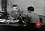 Standbild japanische Studentin joins außerschulische Aktivitäten Bloomington Indiana USA, 1951, aus Sekunde 7 historischem Filmmaterial Videoclip 65675025244