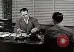 Standbild japanische Studentin joins außerschulische Aktivitäten Bloomington Indiana USA, 1951, aus Sekunde 8 historischem Filmmaterial Videoclip 65675025244