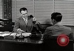 Standbild japanische Studentin joins außerschulische Aktivitäten Bloomington Indiana USA, 1951, aus Sekunde 10 historischem Filmmaterial Videoclip 65675025244