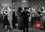 Standbild japanische Studentin joins außerschulische Aktivitäten Bloomington Indiana USA, 1951, aus Sekunde 57 historischem Filmmaterial Videoclip 65675025244