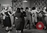 Standbild japanische Studentin joins außerschulische Aktivitäten Bloomington Indiana USA, 1951, aus Sekunde 58 historischem Filmmaterial Videoclip 65675025244