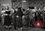 Standbild japanische Studentin joins außerschulische Aktivitäten Bloomington Indiana USA, 1951, aus Sekunde 59 historischem Filmmaterial Videoclip 65675025244