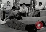 Standbild japanische Studentin mit seinem amerikanischen Mitbewohner Bloomington Indiana USA, 1951, aus Sekunde 3 historischem Filmmaterial Videoclip 65675025245