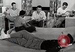 Standbild japanische Studentin mit seinem amerikanischen Mitbewohner Bloomington Indiana USA, 1951, aus Sekunde 5 historischem Filmmaterial Videoclip 65675025245
