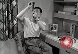 Standbild japanische Studentin mit seinem amerikanischen Mitbewohner Bloomington Indiana USA, 1951, aus Sekunde 9 historischem Filmmaterial Videoclip 65675025245