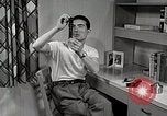 Standbild japanische Studentin mit seinem amerikanischen Mitbewohner Bloomington Indiana USA, 1951, aus Sekunde 10 historischem Filmmaterial Videoclip 65675025245