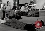 Standbild japanische Studentin mit seinem amerikanischen Mitbewohner Bloomington Indiana USA, 1951, aus Sekunde 13 historischem Filmmaterial Videoclip 65675025245