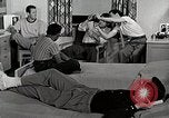 Standbild japanische Studentin mit seinem amerikanischen Mitbewohner Bloomington Indiana USA, 1951, aus Sekunde 14 historischem Filmmaterial Videoclip 65675025245