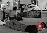 Standbild japanische Studentin mit seinem amerikanischen Mitbewohner Bloomington Indiana USA, 1951, aus Sekunde 15 historischem Filmmaterial Videoclip 65675025245