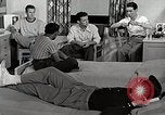 Standbild japanische Studentin mit seinem amerikanischen Mitbewohner Bloomington Indiana USA, 1951, aus Sekunde 19 historischem Filmmaterial Videoclip 65675025245