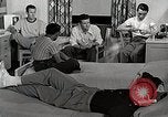 Standbild japanische Studentin mit seinem amerikanischen Mitbewohner Bloomington Indiana USA, 1951, aus Sekunde 20 historischem Filmmaterial Videoclip 65675025245