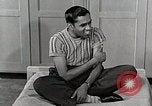 Standbild japanische Studentin mit seinem amerikanischen Mitbewohner Bloomington Indiana USA, 1951, aus Sekunde 22 historischem Filmmaterial Videoclip 65675025245