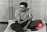 Standbild japanische Studentin mit seinem amerikanischen Mitbewohner Bloomington Indiana USA, 1951, aus Sekunde 24 historischem Filmmaterial Videoclip 65675025245