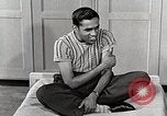 Standbild japanische Studentin mit seinem amerikanischen Mitbewohner Bloomington Indiana USA, 1951, aus Sekunde 25 historischem Filmmaterial Videoclip 65675025245