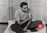 Standbild japanische Studentin mit seinem amerikanischen Mitbewohner Bloomington Indiana USA, 1951, aus Sekunde 26 historischem Filmmaterial Videoclip 65675025245