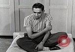 Standbild japanische Studentin mit seinem amerikanischen Mitbewohner Bloomington Indiana USA, 1951, aus Sekunde 29 historischem Filmmaterial Videoclip 65675025245