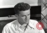 Standbild japanische Studentin mit seinem amerikanischen Mitbewohner Bloomington Indiana USA, 1951, aus Sekunde 30 historischem Filmmaterial Videoclip 65675025245