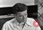 Standbild japanische Studentin mit seinem amerikanischen Mitbewohner Bloomington Indiana USA, 1951, aus Sekunde 31 historischem Filmmaterial Videoclip 65675025245