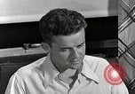 Standbild japanische Studentin mit seinem amerikanischen Mitbewohner Bloomington Indiana USA, 1951, aus Sekunde 32 historischem Filmmaterial Videoclip 65675025245